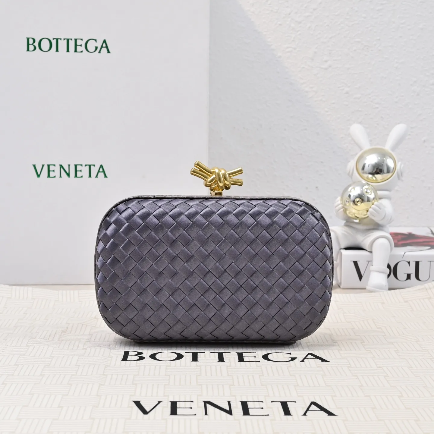 Batch 1460 #BV Knot woven evening bag series ~ Each bag reveals exquisite elegance💫Iconic classic silk weaving➕snake skin trimming with knot buckle, soft and delicate feel. The design is small and exquisite, low-key without logo, elegant and elegant. Paired with evening dress or cheongsam, it has the atmosphere of a famous and wealthy lady. Full of aura and invincible texture💃 Model: 7622 Dimensions: 20x12x5.5
